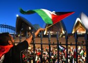 Police fight to stop Opera House pro-Palestine rally