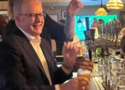 Anthony Albanese’s generous gesture sends Aussies wild in New York pub – but not everyone agrees